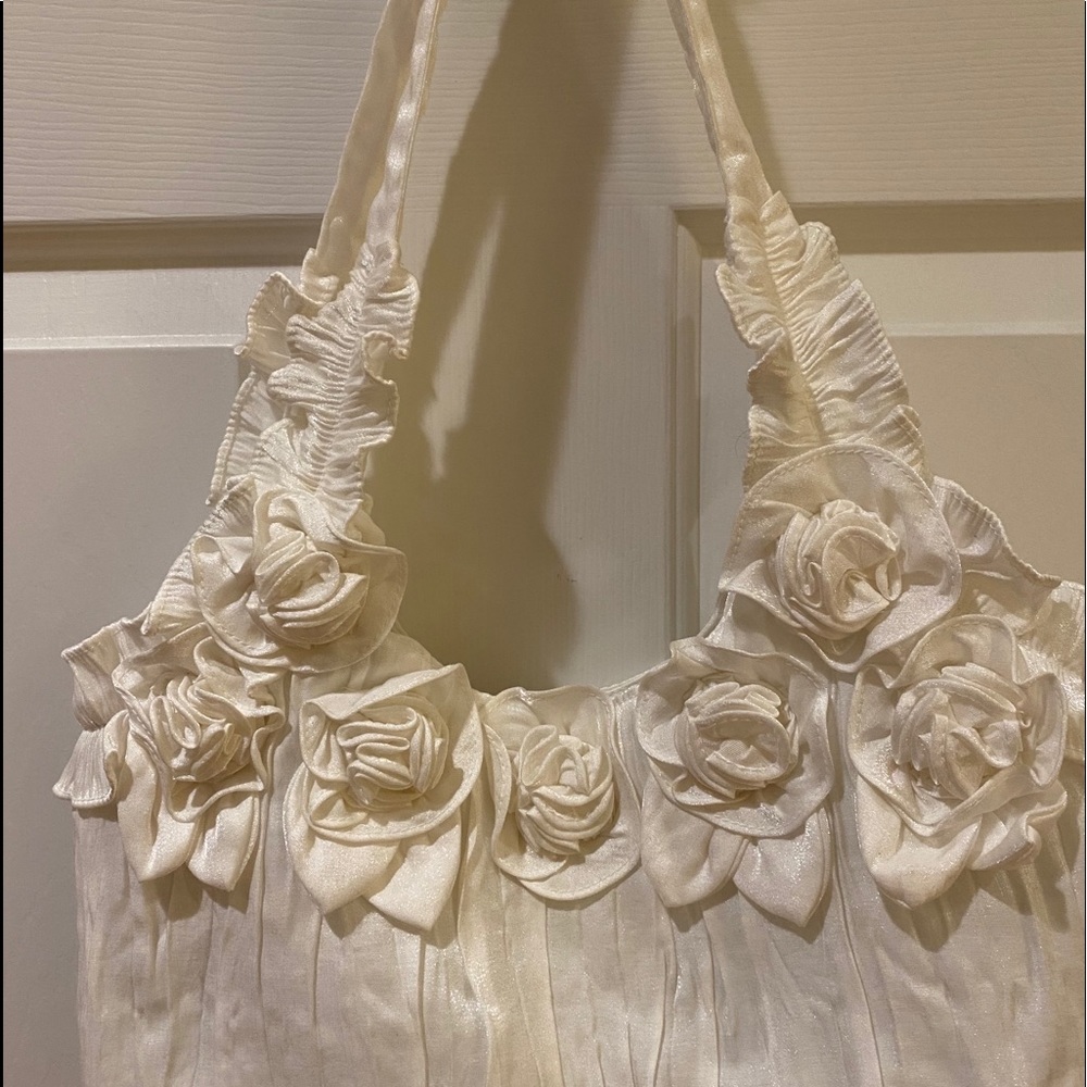Beautiful white shoulder purse with flowers - Picture 2 of 5